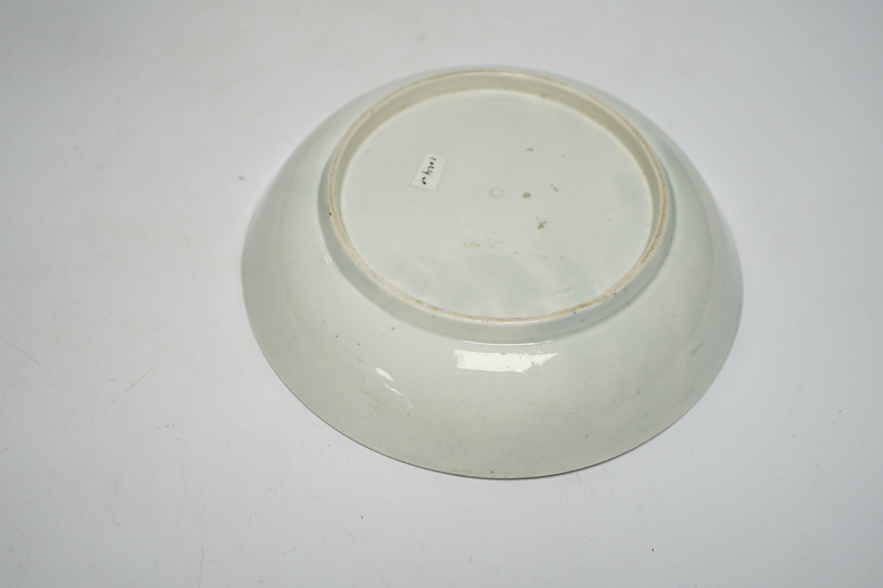 An 18th century Worcester Immortelle pattern sugar bowl and cover and a bat saucer dish, saucer dish 16cm diameter